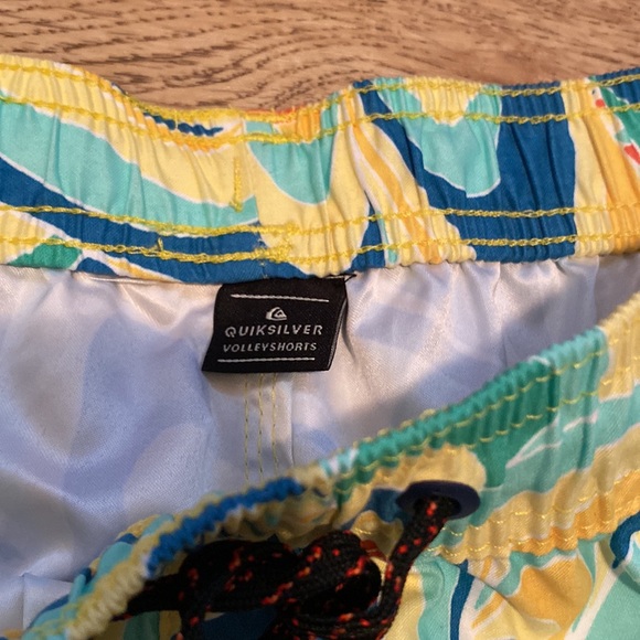 Quicksilver Volley Shorts Men’s Small - Picture 2 of 3